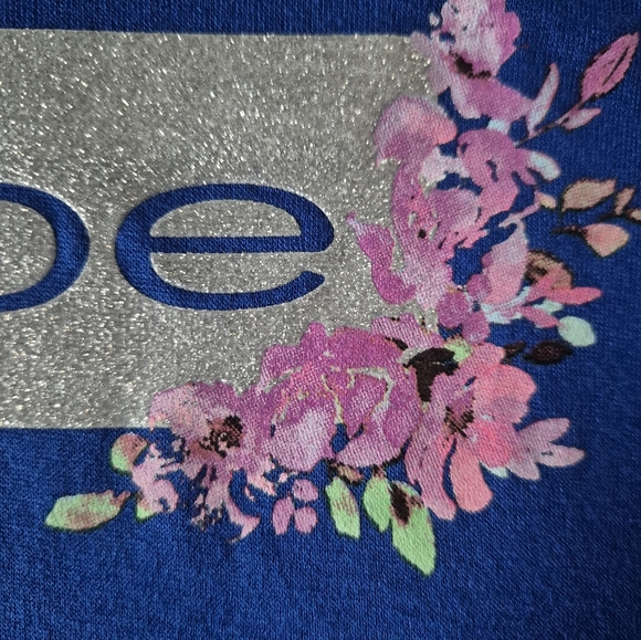 Bebe Blue Graphic T-Shirt, size M - Picture 5 of 10